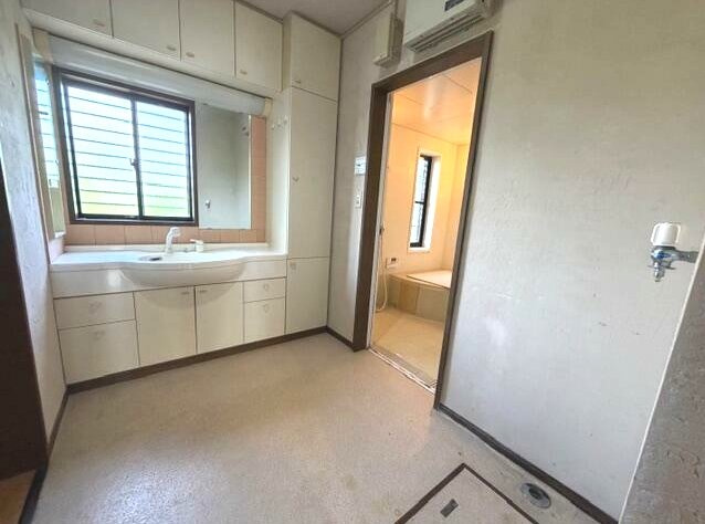 長生郡一宮町一宮　中古戸建の独立洗面台|オール電化住宅 ５SLDKオーディオルーム付き 敷地約177坪洋室約22帖 一宮海岸まで車約10分 