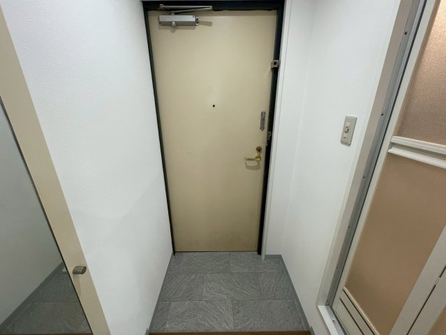 リバーライズ八戸ノ里の玄関