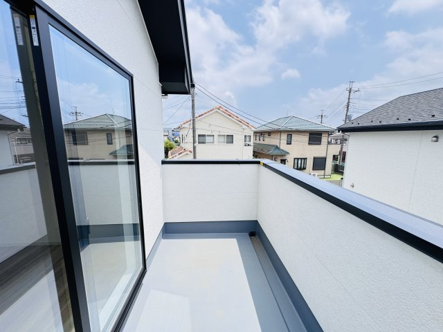 柏市高田新築戸建【柏第四小学校:5分】のバルコニー|寝室前南向き・ルーフバルコニー日当たり良好♪