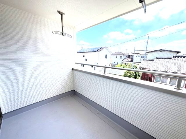 リーブルガーデンＳ第２前橋総社町植野　２号棟のバルコニー|インナーバルコニーです。
急な雨でも洗濯物が濡れませんよ！