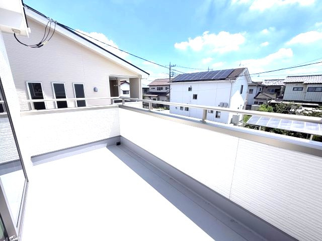 リーブルガーデンＳ第２前橋総社町植野　２号棟のバルコニー|バルコニーは2か所つきです！セパレートタイプなのでプライバシーも確保できます。