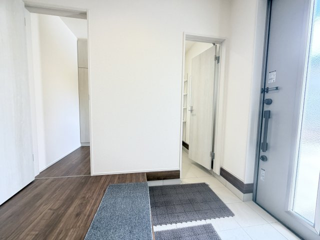 リーブルガーデンＳ第２前橋総社町植野　２号棟の玄関|第二玄関としても利用できるシューズインクローゼットです。
