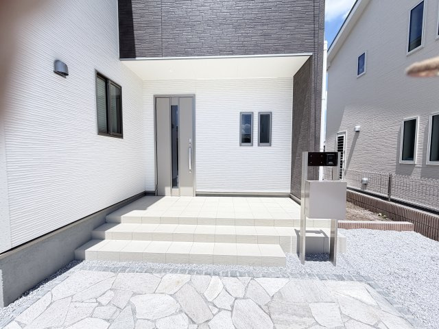 リーブルガーデンＳ第２前橋総社町植野　２号棟の玄関|玄関前も広々しています！
玄関スペースも広いので三輪車なども置けます♪