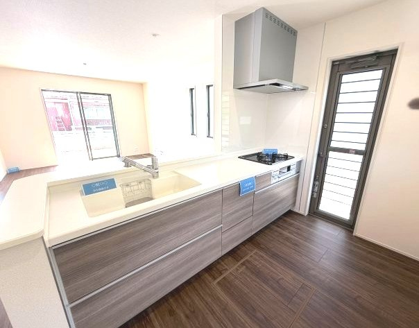 リーブルガーデンＳ第２前橋総社町植野　２号棟のキッチン|人気のカウンターキッチン採用です☆コンロも３口ご用意しています！調理スペースも広くストレスなくお料理できます。
浄水器つきなので美味しいお水も飲めますよ♪勝手口もありゴミ出しも便利！