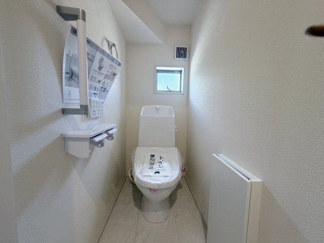 リーブルガーデンＳ第２前橋総社町植野　２号棟のトイレ|1階トイレです。清潔感のある白を基調としています。
温水洗浄・便座暖房機能の付いた快適なトイレです☆