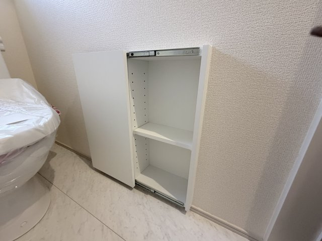 リーブルガーデンＳ第２前橋総社町植野　２号棟のトイレ|トイレにも便利な収納ついてます！