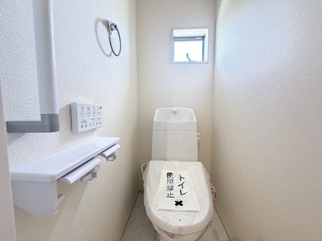 リーブルガーデンＳ第２前橋総社町植野　２号棟のトイレ|2階トイレです。清潔感のある白を基調としています。