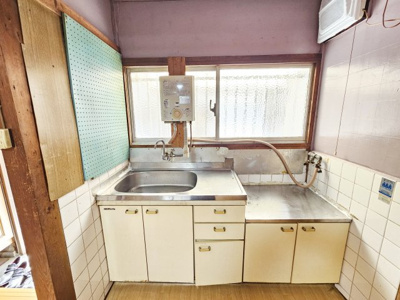 【キッチン】 | 尼崎市西昆陽2丁目　中古戸建 | キッチン窓付き、採光・換気も良好