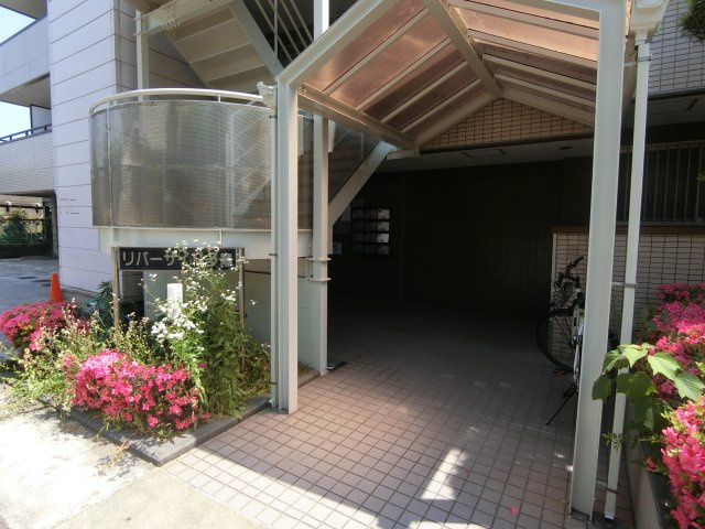 リバーサイド多摩のエントランス
