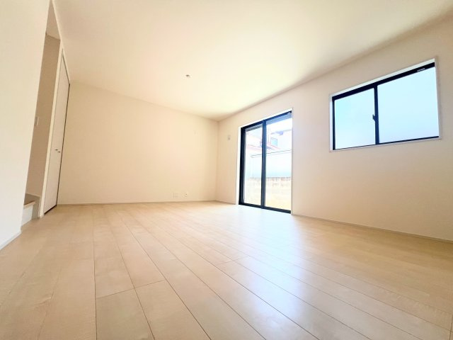 武蔵村山市大南　全1棟　新築戸建ての居間・リビング