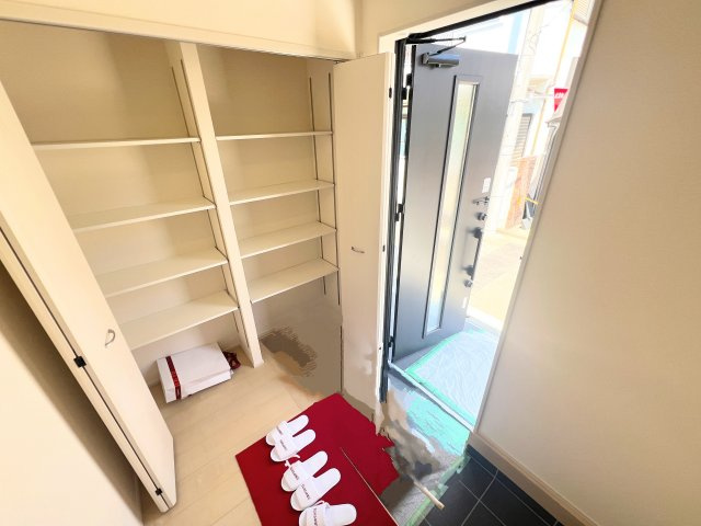 武蔵村山市大南　全1棟　新築戸建ての玄関