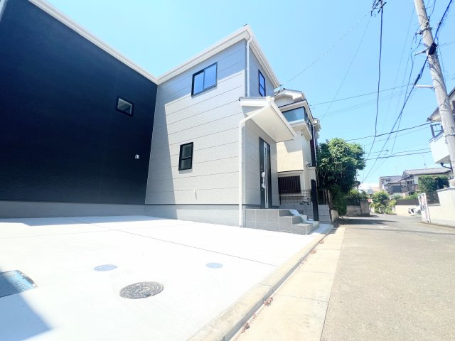武蔵村山市大南　全1棟　新築戸建ての前面道路含む現地写真