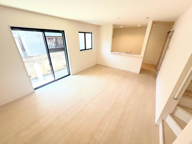 武蔵村山市大南　全1棟　新築戸建ての居間・リビング