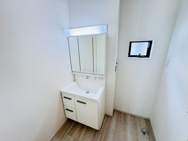 柏市高田新築戸建【柏第四小学校:5分】の独立洗面台|シャワーヘッド付き三面鏡洗面化粧台