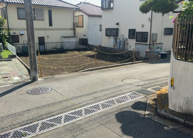 【前面道路含む現地写真】 | 住宅用の土地では前面道路に2m以上接していなければならないと法律で定められています。しかし、お持ちの車のサイズやライフスタイルなどにより、2mでは利便が悪い場合もございますので、事前に確認しましょう。