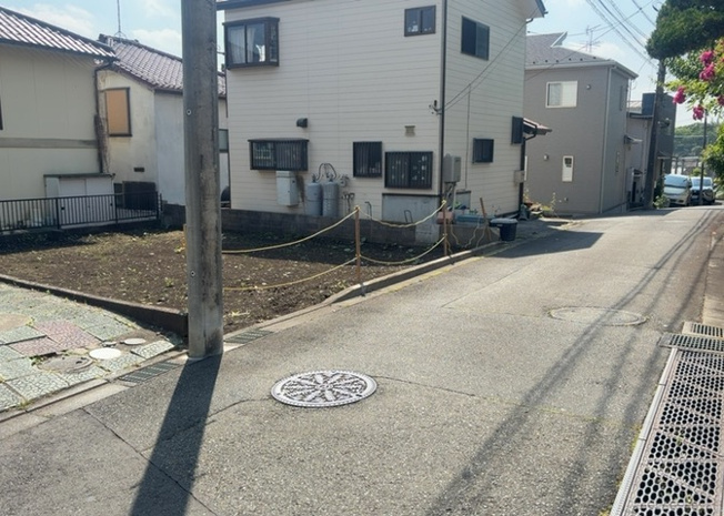 【前面道路含む現地写真】 | お持ちの車種によっては前面道路が広い方が便利でしょう。しかし、前面道路が広ければその分交通量が多くなるため、騒音などが気になる場合があります。実際に現地を見学し、周辺交通量や騒音などを確認しましょう！