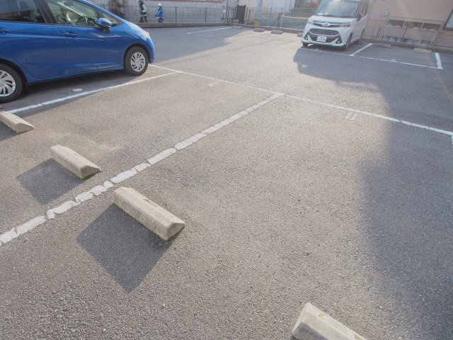 シェルル長束西の駐車場