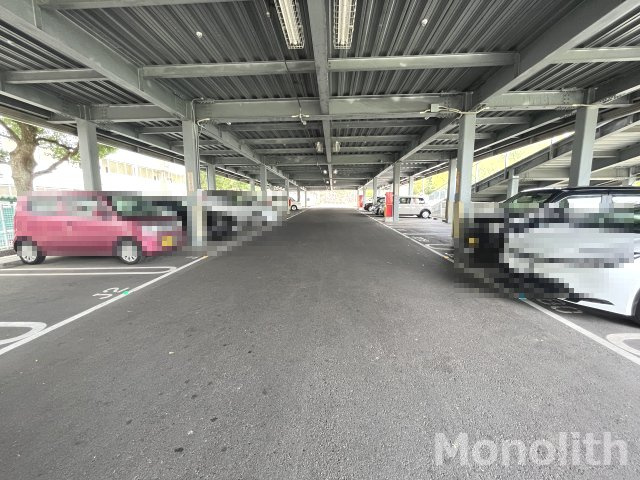 泉北茶山台２丁３番１号棟の駐車場