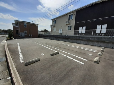 【駐車場】 | ハピネス | 駐車場に車を止められます
