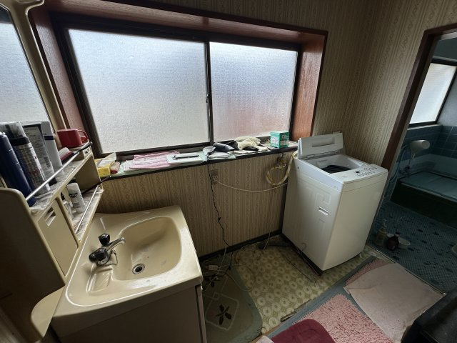 【北杜市明野町上手】日当たりと眺望が良い民家の洗面所