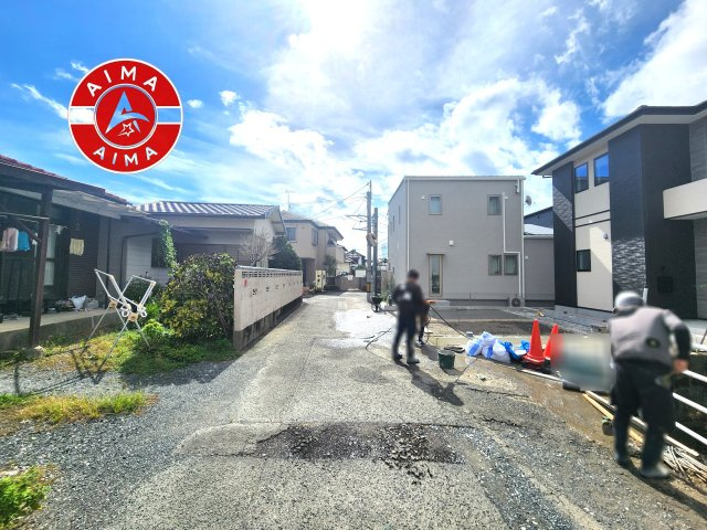 筑紫野市紫3丁目第1-1棟(1号棟)の前面道路含む現地写真|前面道路は閑静な住宅地をはしる車通りの少ない道路。お車の出し入れが苦手なママや小さなお子様にも安心ですね。しっかり舗装もされているので、ベビーカーや自転車で通っても快適に通行できます。