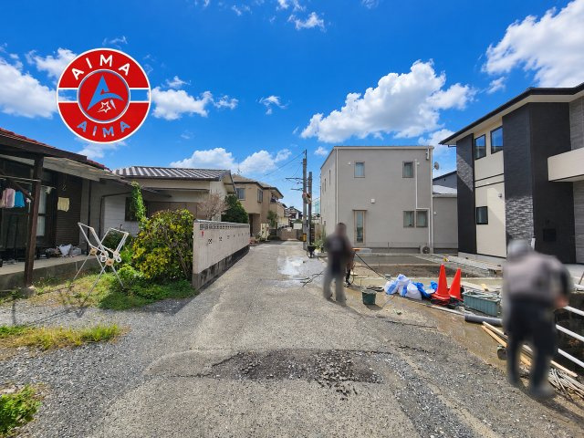 筑紫野市紫3丁目第1-1棟(1号棟)の前面道路含む現地写真|前面道路は閑静な住宅地をはしる車通りの少ない道路。お車の出し入れが苦手なママや小さなお子様にも安心ですね。しっかり舗装もされているので、ベビーカーや自転車で通っても快適に通行できます。