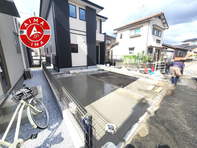 筑紫野市紫3丁目第1-1棟(1号棟)の外観|広々した駐車場です。
