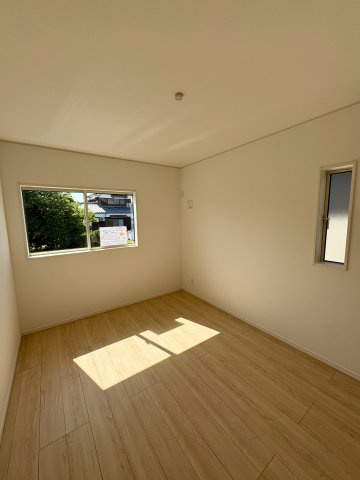柳川市間 第2 2号棟の洋室|洋室②　6帖のお部屋　2面から差し込む光で部屋が明るい
