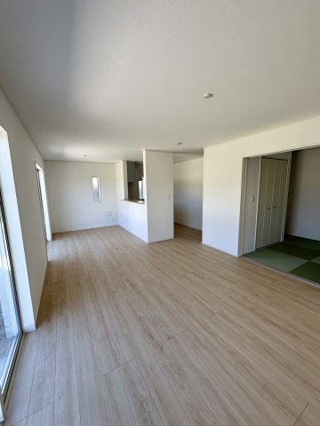 柳川市間 第2 2号棟の居間・リビング|18.5帖の広々空間で家族の憩いの場を提供