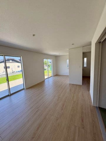 柳川市間 第2 2号棟の居間・リビング|窓から差し込む光で部屋が明るく照らします
