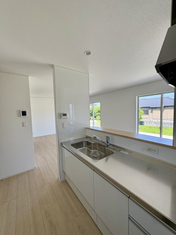 柳川市間 第2 2号棟の居間・リビング|広いキッチンで家族と料理が可能