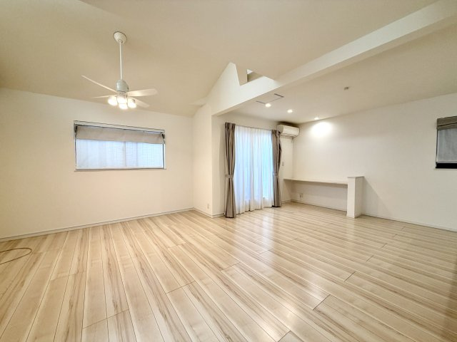 ＜LIBERi リーベリー＞新宿区山吹町　神楽坂生活エリア　中古戸建の居間・リビング