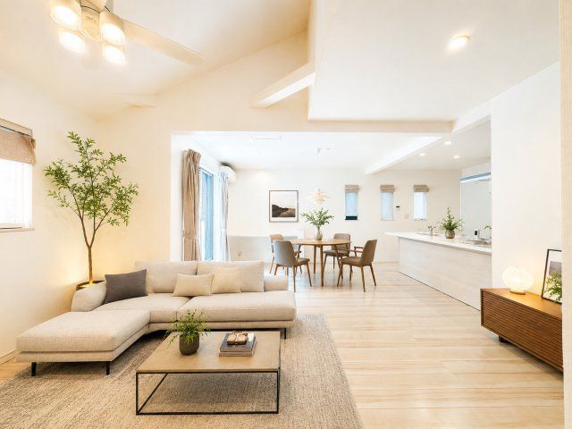 ＜LIBERi リーベリー＞新宿区山吹町　神楽坂生活エリア　中古戸建の居間・リビング|※配置の家具や小物は生成AIによるイメージで、販売価格には含まれません。
