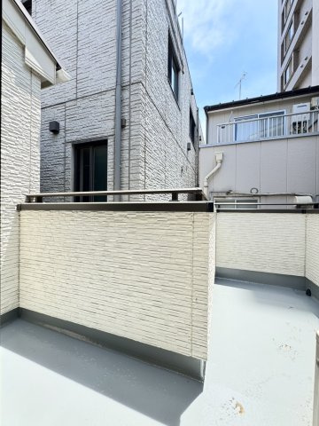 ＜LIBERi リーベリー＞新宿区山吹町　神楽坂生活エリア　中古戸建のバルコニー