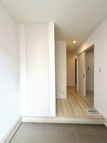 ＜LIBERi リーベリー＞新宿区山吹町　神楽坂生活エリア　中古戸建の玄関