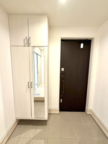 ＜LIBERi リーベリー＞新宿区山吹町　神楽坂生活エリア　中古戸建の玄関