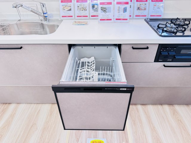 柏市布施新町４丁目新築戸建【富勢東小学校:10分】のキッチン|家事の手間をグッと省けるビルトイン食洗器