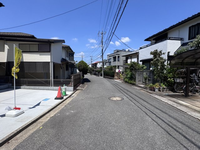 柏市布施新町４丁目新築戸建【富勢東小学校:10分】の前面道路含む現地写真|北側前面道路・幅員約6ｍ