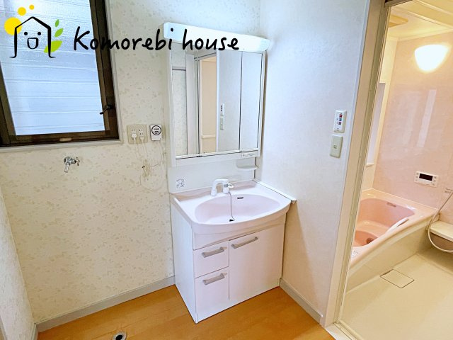 さいたま市見沼区御蔵　中古戸建の独立洗面台|朝の支度にも助かる、独立の洗髪洗面化粧台