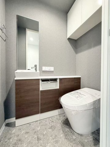 トイレも交換済みです。手洗い場も綺麗で、タンクレスタイプに変更済みです。