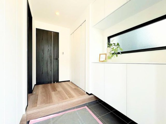 【玄関】 | 【仲介手数料２８０万円が無料！】■リビング南前に広いテラス■屋上バルコニー■太陽光発電 | 諸費用２８０万円ＯＦＦ！
決算キャンペーン！
家計応援サービスの限界に挑戦中
■南側は生産緑地
■リビング前に広い広いテラス
■開放的なルーフバルコニー
■ワンランク上のハイグレード感
■太陽光発電