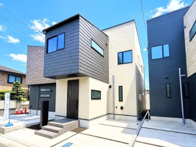 【外観】 | 【仲介手数料２８０万円が無料！】■リビング南前に広いテラス■屋上バルコニー■太陽光発電 | 決算キャンペーン中！
家計応援サービスの限界に挑戦中！
詳細は「諸費用」欄をご確認下さい！
■リビング前に広い広いテラス
■開放的なルーフバルコニー
■ワンランク上のハイグレード感
■太陽光発電