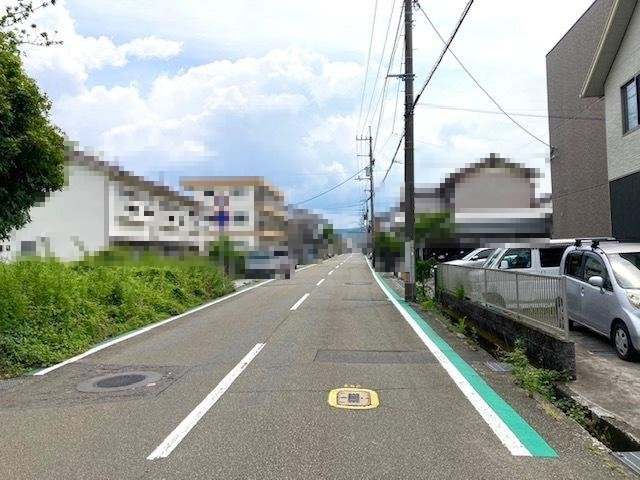 香美市土佐山田町宝町2丁目　中古戸建ての前面道路含む現地写真
