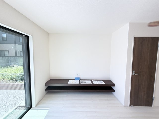 リーブルガーデンＳ第２前橋総社町植野　１号棟の居間・リビング|リビング一角には、棚付きです！テレビ台としてもお使い頂けてリビングがすっきりします！