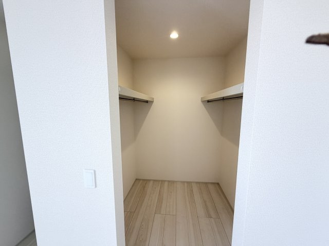 リーブルガーデンＳ第２前橋総社町植野　１号棟の収納|２階洋室１収納です：広々したウォークインクローゼット
棚付きで洋服以外にも様々な物が収納可能使い勝手が良いですよ！
