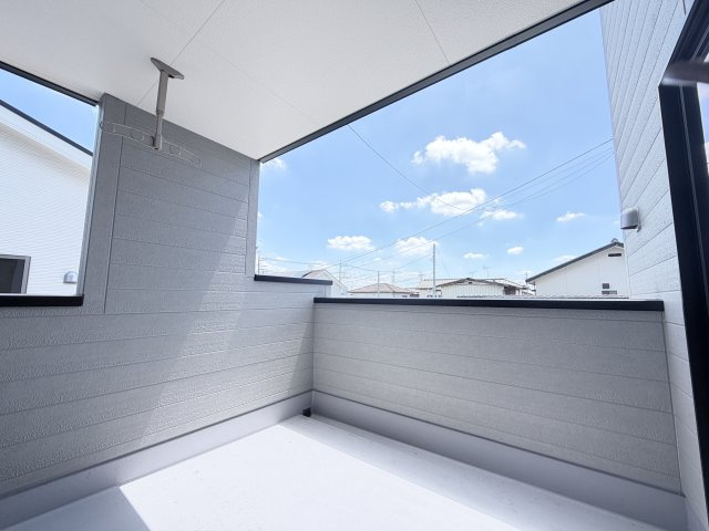 リーブルガーデンＳ第２前橋総社町植野　１号棟のバルコニー|インナーバルコニーです。陽当たり良好です☆
急な雨でも洗濯物が濡れませんよ！