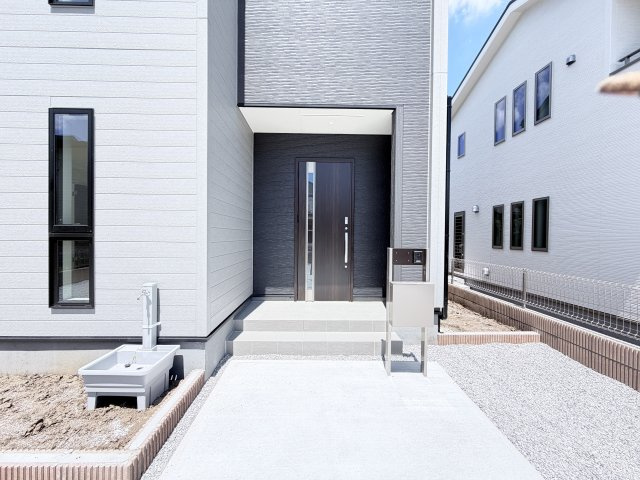 リーブルガーデンＳ第２前橋総社町植野　１号棟の玄関|玄関前も広々しています！