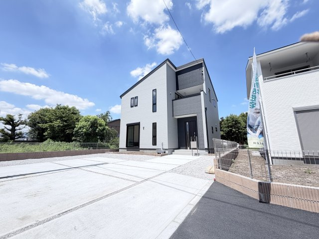 リーブルガーデンＳ第２前橋総社町植野　１号棟の外観|総社町植野に新築住宅が完成しました。陽当たり良好な開放的な立地です♪
隣地とも距離があるので、ゆったり過ごせそうですね。