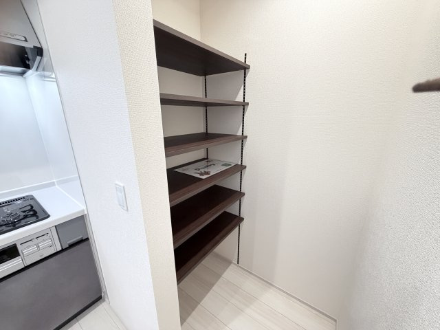 リーブルガーデンＳ第２前橋総社町植野　１号棟の収納|キッチン横にパントリー収納付きです。
調理器具やストック品の収納にいかがでしょうか。可動棚付きで使い勝手が良いですよ！