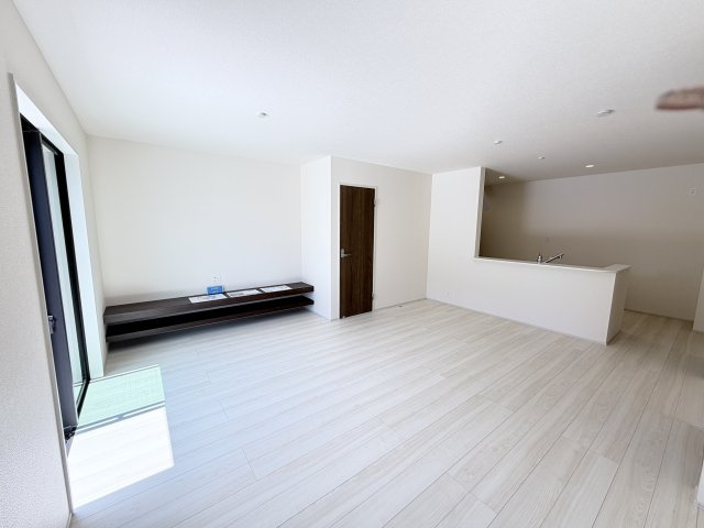 リーブルガーデンＳ第２前橋総社町植野　１号棟の居間・リビング|ゆったり過ごせる19.5帖リビングです
人気の対面式キッチンを配した空間はお好みの家具も合わせやすく、家族がくつろぐ快適な空間造りをサポート。窓からは明るい陽光が差し込みます。